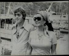 1974 Press Photo Actress Elizabeth Taylor & Henry Wynberg in Portofino, Italy picture
