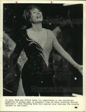 1982 Press Photo Famed actress Shirley MacLaine stars in 