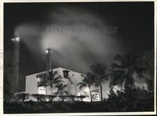 1971 Press Photo Municipal incinerators pour smoke into atmosphere of Miami, FL. picture