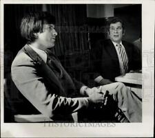 1981 Press Photo Attorney Richard Tharp and Arnold Weber at news conference picture