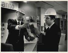 1985 Press Photo Ed Celette shows safety glass to Michael Dukakis at Monsanto picture