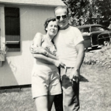 CG) Photograph Cute Older Couple Embrace 1940-50's Sunglasses Old Car  picture