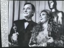 1970 Press Photo Gig Young & Raquel Welch with their Oscars won for movie roles picture