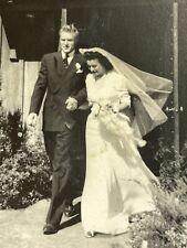 O9 Photo Cute Couple Newlyweds Married Wedding Day Dress Leaving Chapel 1940-50s picture