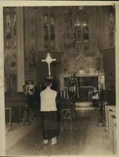 1940 Press Photo Father Murgue conducts a funeral in Paincourtville. picture