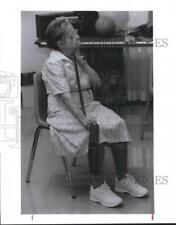 1992 Press Photo Bessie Irvin works on range of motion exercises - hca24082 picture