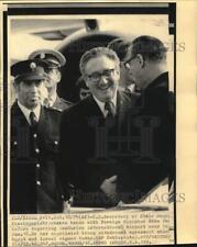 1974 Press Photo Henry Kissinger shakes hands with Abba Eban in Tel Aviv. picture