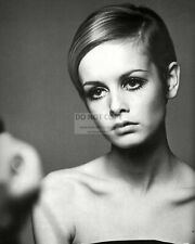 TWIGGY ENGLISH MODEL, ACTRESS AND SINGER - 8X10 PUBLICITY PHOTO (EE-096) picture