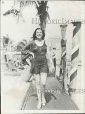1931 Press Photo Janice Dawson strolling at the Casano Sun Club in Miami Beach picture
