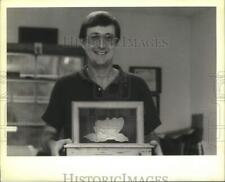 1989 Press Photo Artist Wes Koon prepares for the exhibit at Playmakers Theater. picture