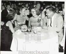 1956 Press Photo Lillian Roth chats with Ross Platts, daughter Barbara & friend picture
