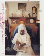 1991 Press Photo Sister Helen Gay Reads Bible in Her Home, Texas - hpa68961 picture