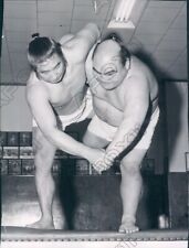 1951 Japanese Wrestling Sukuinago Leaned to Left & Threw Opponent Press Photo picture