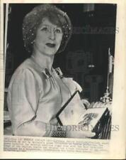 1960 Press Photo Actress Judith Anderson with award given by Queen Elizabeth picture
