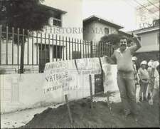 1985 Press Photo Man with signage as policemen watch during Costa Rica protest picture