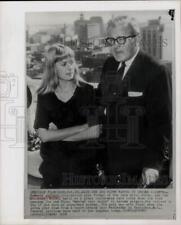 1959 Press Photo Beverly Aadland and Melvin Belli with press in San Francisco. picture