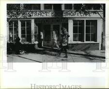 1990 Press Photo Bookstores- Customers go into Abstract on Magazine St. picture