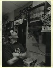 1989 Press Photo Tom Borrelli watches Syracuse University basketball game on TV picture
