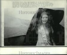 1975 Press Photo Summer Bartholomew, Miss USA, Wears Raincoat at Niagara Falls picture