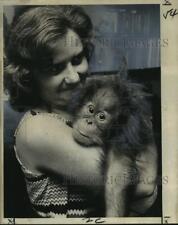 1973 Press Photo Audubon Park Zoo - Mrs. John Moore Fosters a Baby Orangutan picture