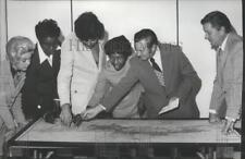 1974 Press Photo Alabama-Nutrition for aging officials check program growth map. picture