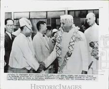 1955 Press Photo Premiers Jawaharlal Nehru & U Nu meet at Singapore Airport picture