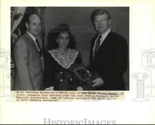 1989 Press Photo Toni Anne & Terrance Harvey Memorial Scholarship presented. picture