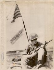 LG989 1968 Wire Photo SAIGON VIETNAM SOLDIER Flying American Flag Happy New Year picture