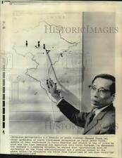1970 Press Photo North Vietnamese Nguyen Thanh Le with newsmen points to map picture