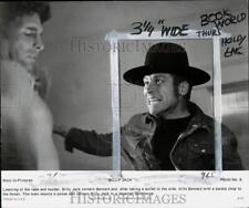 1974 Press Photo Tom Laughlin corners Bernard Posner in a scene from Billy Jack picture