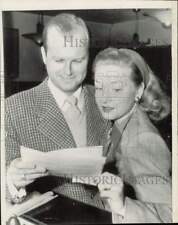 1947 Press Photo Actress Bonita Granville and Jack Wrather get marriage license picture