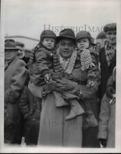 1953 Press Photo Man Holding Children to Watch Cleveland Press Christmas Parade picture