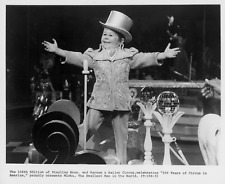 1975 Ringling Bros. Barnum & Baily Circus Smallest Man in World Press Photo 8x10 picture