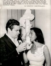 LG25 1965 AP Wire Photo SINGER KEELY SMITH HUSBAND ALBERT BOWEN VEGAS WEDDING picture