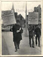 1971 Press Photo Troy Independent Citizens Committee members picket in New York picture