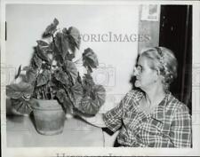 1958 Press Photo Mrs. Eula Stricker with her segonia plant in Okawville picture