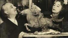 1937 Press Photo Carlo Romanelli , Robert Irwin Sculptor sough it slaying picture