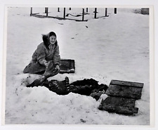 1965 Alaskan Eskimo Woman Seal Skinning For Food Vintage Press Photo Alaska picture