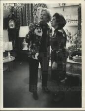 1973 Press Photo Esther Ralston & Elizabeth Yoffee in Albany, NY lighting store picture