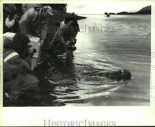 1989 Press Photo Sea Otter Released at Prince William Sound in Valdez Alaska picture