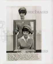 1965 Press Photo Coe Twins, Sandy and Judy graduates of stewardess college in TX picture