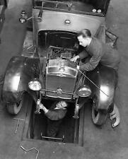 1930s MECHANICS REPAIRING CAR Photo (226-Z) picture