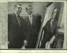 1969 Press Photo Orville Freeman & Clifford Hardin view painting of Freeman. picture