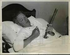 1987 Press Photo John P.Barrett Youngstown Special Deputy Sheriff examine bullet picture