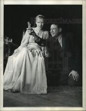 1945 Press Photo Anthony Ross and Julie Haydon in 