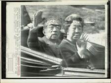 1975 Press Photo Emperor Hirohito and Empress Nagako wave from car in Virginia. picture