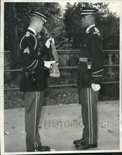 1963 Press Photo Sgt. Edwin Davenport inspects rifle of Pfc. Hillard Jordan picture