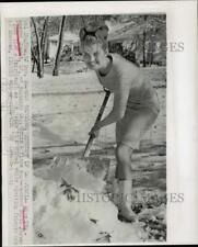 1962 Press Photo Miss USA Amedee Chabet shovels snow in Chatham, New Jersey. picture