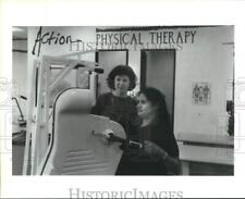 1992 Press Photo Therapist Works With Patient at U.S. Physical Therapy, Houston picture