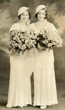 MM659 Vtg Photo RPPC, TWO BRIDESMAIDS, ROSE BOUQUETS, waffle bob c 1920's picture